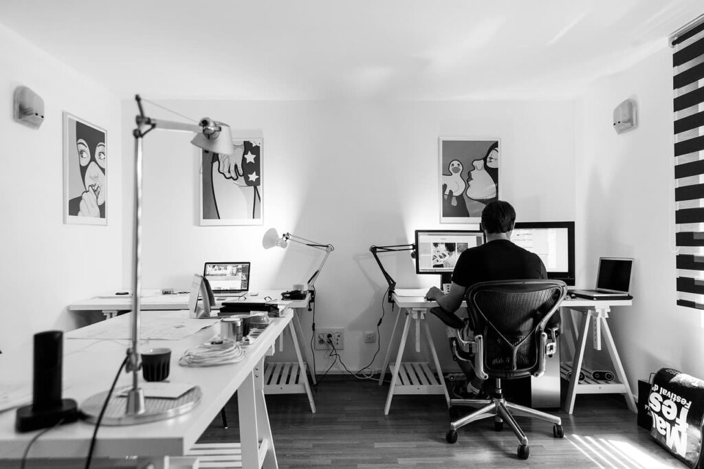 Man aan het werk aan computer in bureauruimte